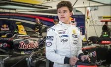 Thumbnail for article: Nyck de Vries aan de slag als simulator coureur bij Mercedes