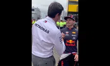 Thumbnail for article: BEELD: Toto Wolff feliciteert Verstappen met grijns op gezicht