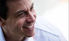 Thumbnail for article: Toto Wolff feliciteert Ferrari: "Leclerc heeft terecht gewonnen"