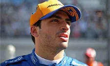 Thumbnail for article: Carlos Sainz toont zijn nieuwe helm voor dit jaar