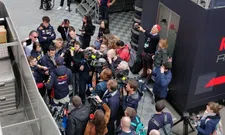 Thumbnail for article: In de F1 Paddock: Verstappen laat P1 lopen, Hamilton kent eigen schema niet