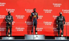 Thumbnail for article: Hamilton neemt beker Verstappen mee na podiumceremonie