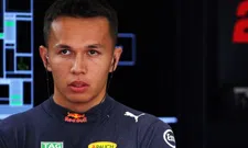 Thumbnail for article: Albon krabt zich achter de oren na groot gat met Verstappen: "Dit is verwarrend"