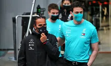 Thumbnail for article: Hamilton tijdens Mercedes-feestje in vliegtuig: “Toto, ik blijf bij je”