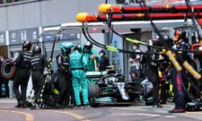 Thumbnail for article: Bottas smijt gefrustreerd zijn handschoen weg