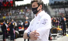 Thumbnail for article: Wolff zet in op DNF van Verstappen: 'Dan doet Hamilton alweer mee'