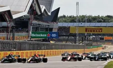 Thumbnail for article: 'De vriendschappelijke relatie tussen Hamilton en Verstappen is weg'