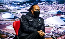 Thumbnail for article: Hamilton complimenteus voor Verstappen: 'Zal alleen maar sterker worden'