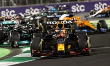 Thumbnail for article: Gaat Verstappen té ver met zijn verdedigende acties tegen Hamilton?