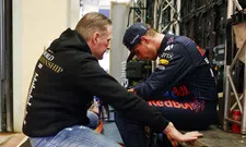 Thumbnail for article: Verstappen blikt lachend terug: 'Wil nu nog wel eens op mijn helm slaan'