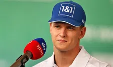 Thumbnail for article: Schumacher appreciates advice Hamilton: 'Has always been very open to that'