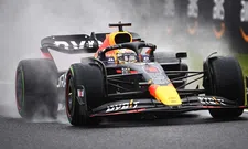 Thumbnail for article: Verstappen zit te chillen met één hand aan het stuur van zijn Red Bull