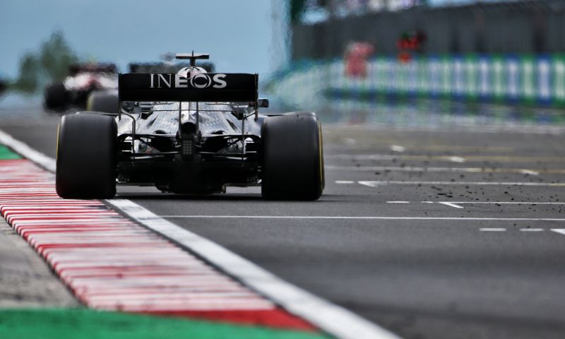 Hamilton veilt deel achtervleugel Mercedes