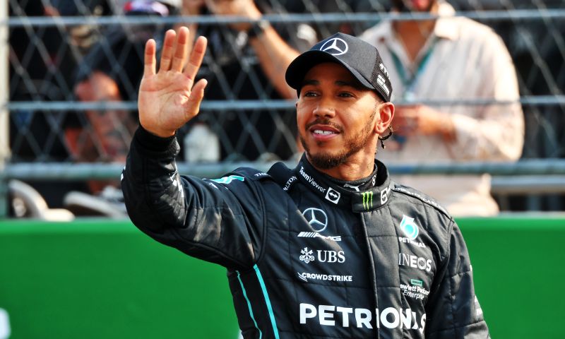 Mercedes plaatst terugblik van Hamilton