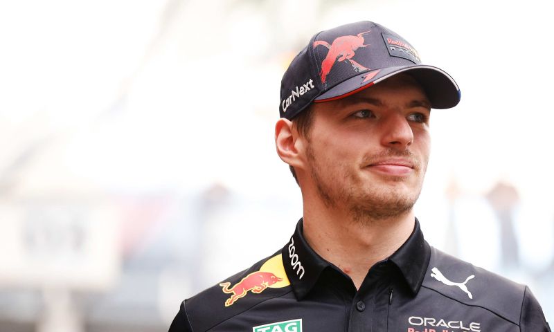 Verstappen bekijkt Ferrari in showroom