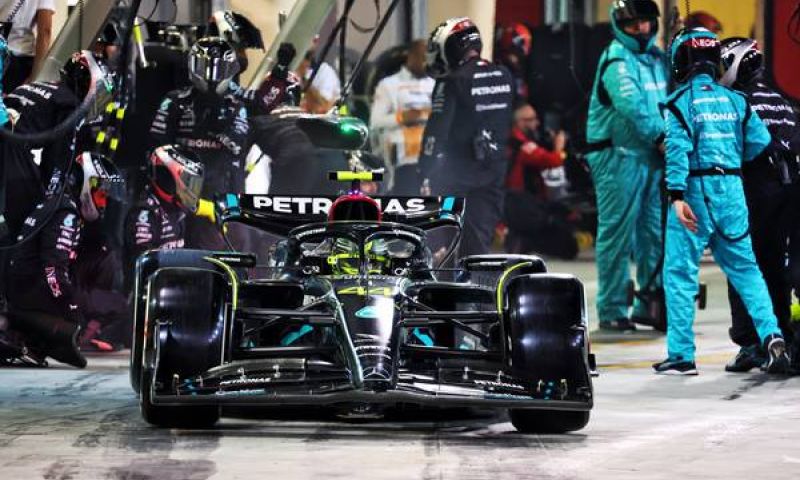 Hamilton over duel met Alonso in Bahrein gp