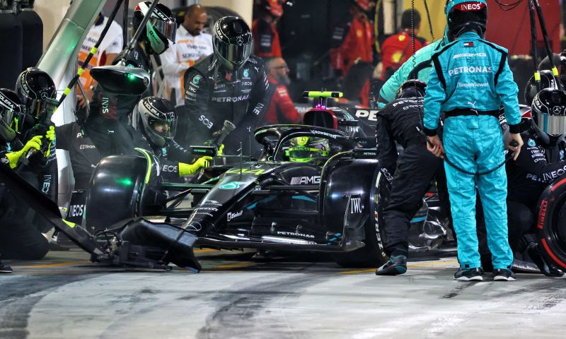 hill ziet vernederd mercedes in bahrein