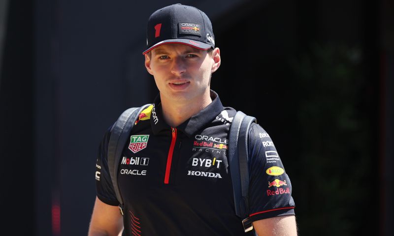 Herstelde Verstappen verschijnt op de paddock in Saoedi-Arabië