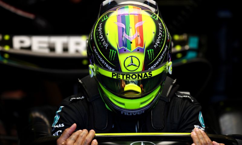 hamilton wants to stay at mercedes