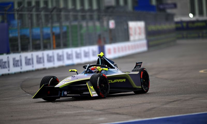 Twee demonstranten verstoren start Formula E