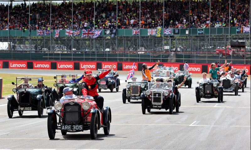 Brad Pitt in paradelap op Silverstone