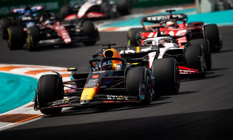 Hannah Schmitz van Red Bull over strategie Max Verstappen