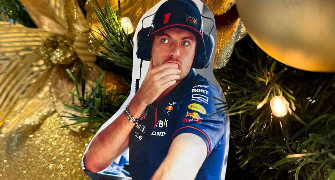 Red Bull in Christmas spirit: Verstappen, Horner and Wolff in Christmas tree