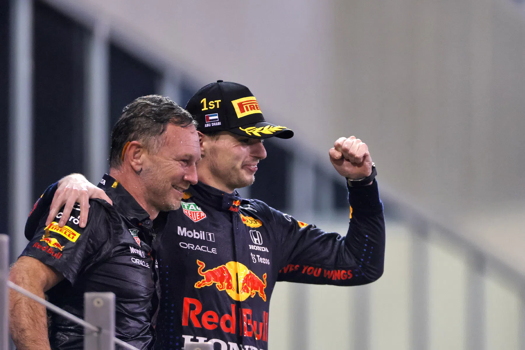 Hamilton und Christian Horner geben sich nach Abu Dhabi 2021 die Hand