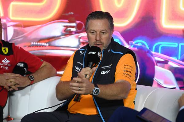 Il CEO mclaren brown è preoccupato per la collaborazione tra red bull e alphatauri