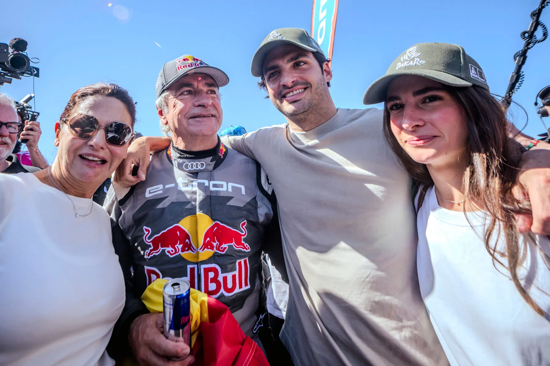 Carlos Sainz jr. gratuliert Carlos Sainz sr.