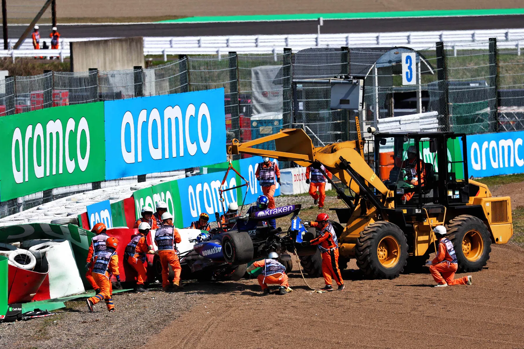 entscheidung der stewards nach dem vorfall zwischen albon und ricciardo in japan