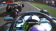 Thumbnail for article: Geïrriteerde Verstappen boos op Hamilton; Max maakt statement op de baan