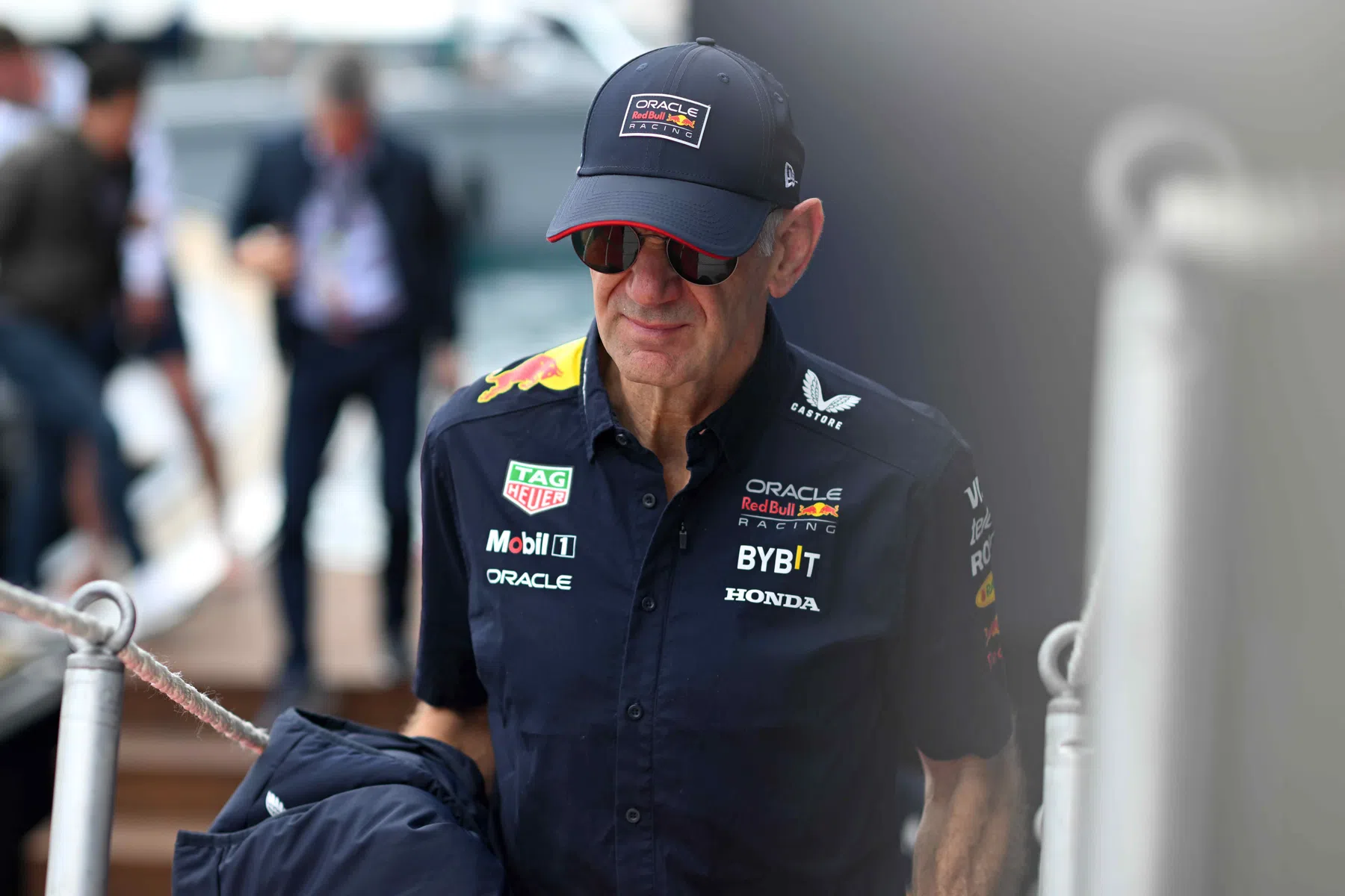 adrian newey geht angeblich nicht 2025 zu ferrari