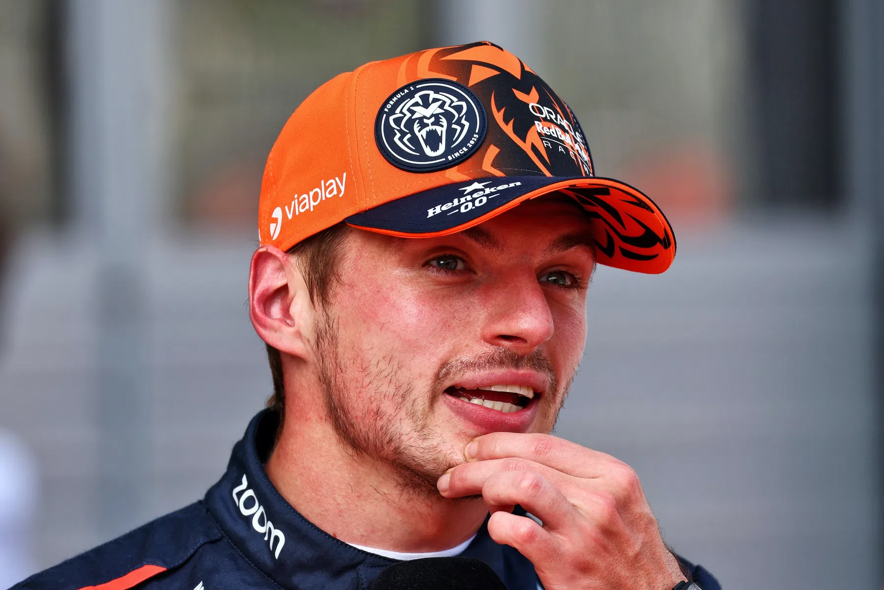 Verstappen laat van zich horen tijdens drivers parade 