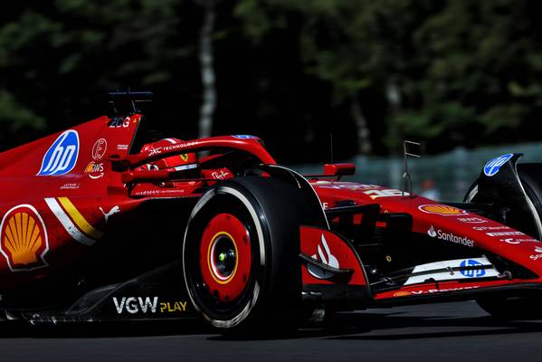 Charles Leclerc moet crash met Oscar Piastri vermijden in FP3