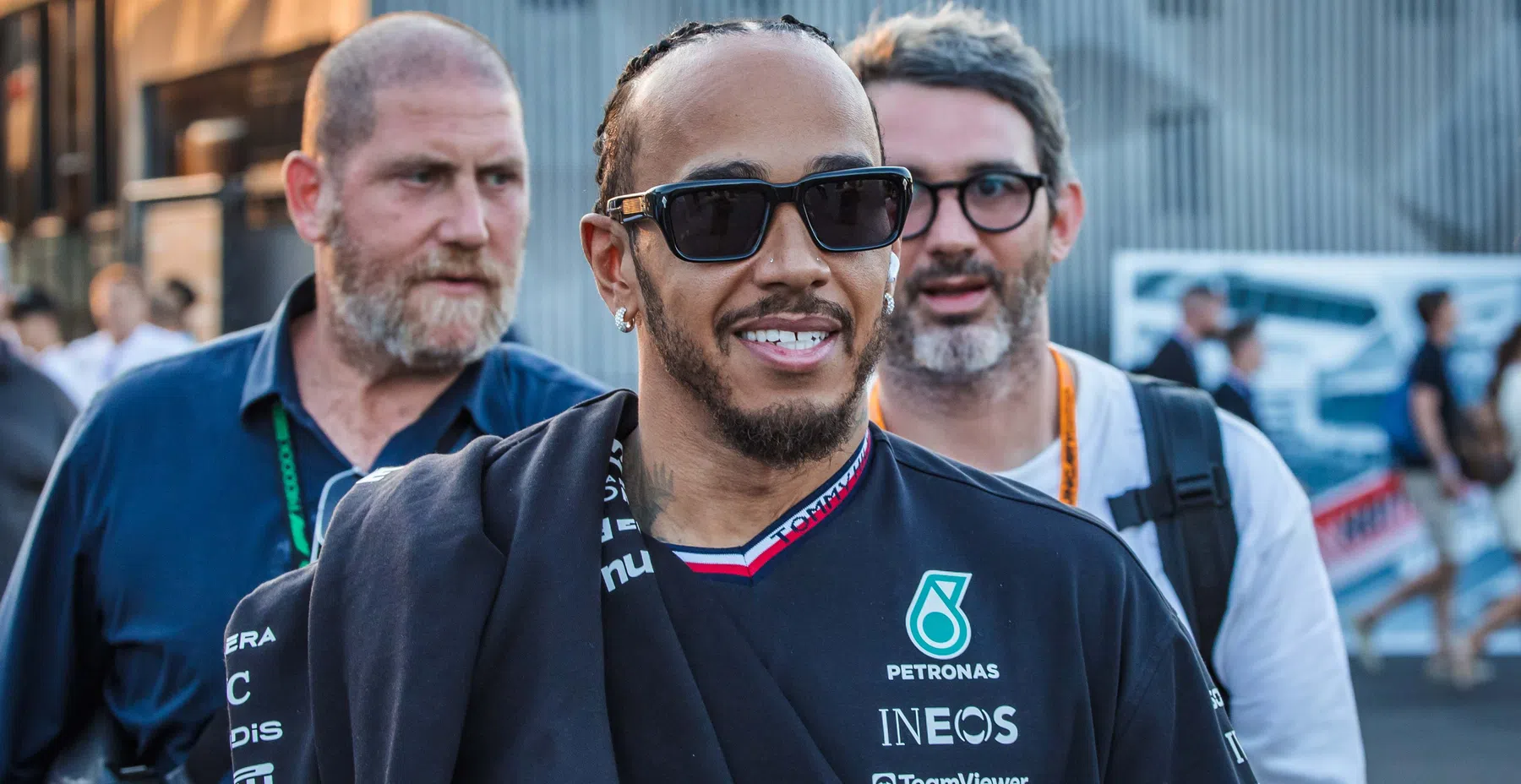 Hamilton grapt na vraag over concurrentie Red Bull