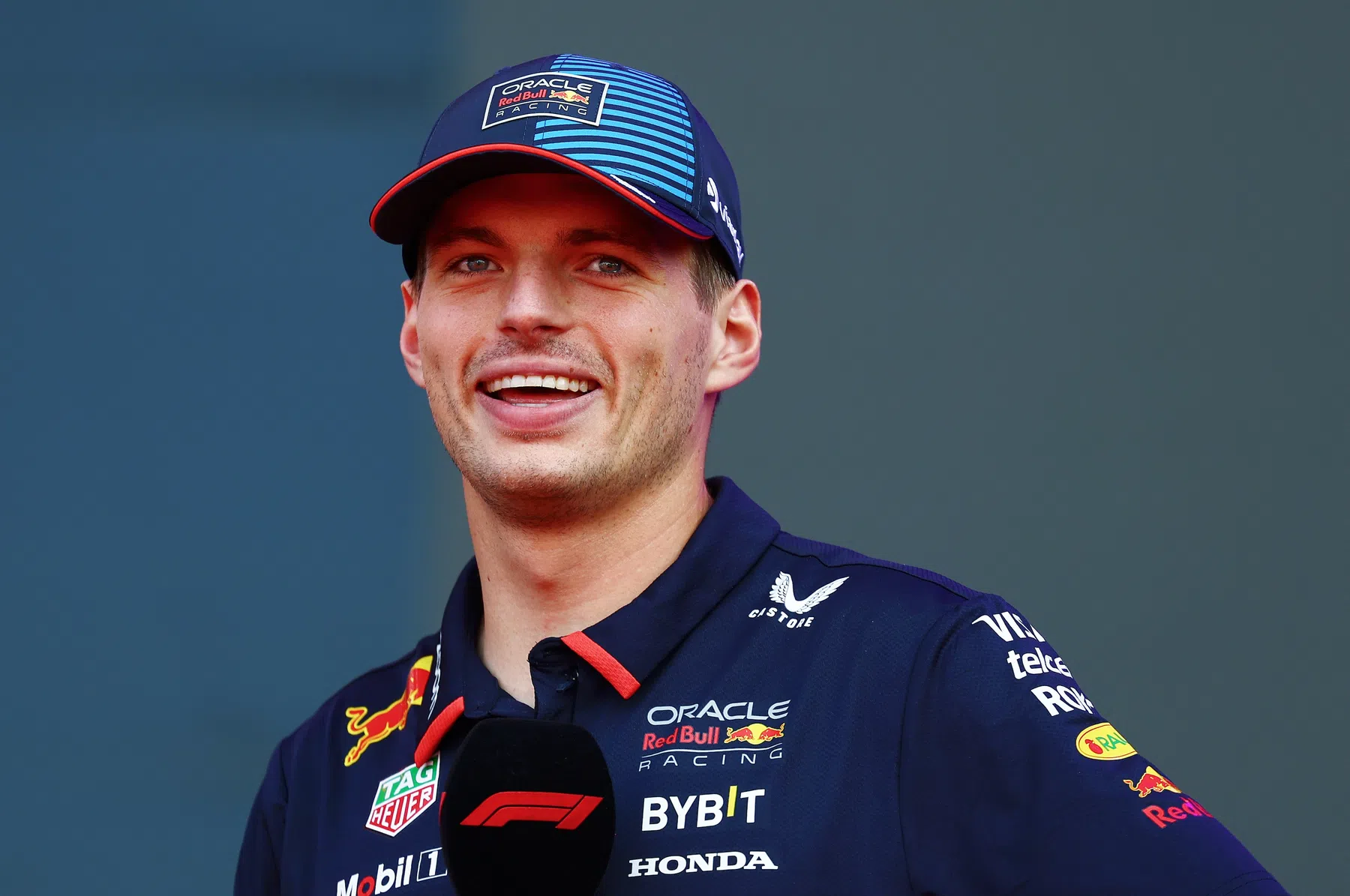 F1-coureur Max Verstappen checkt of katten gevoed worden voor kwalificatie 