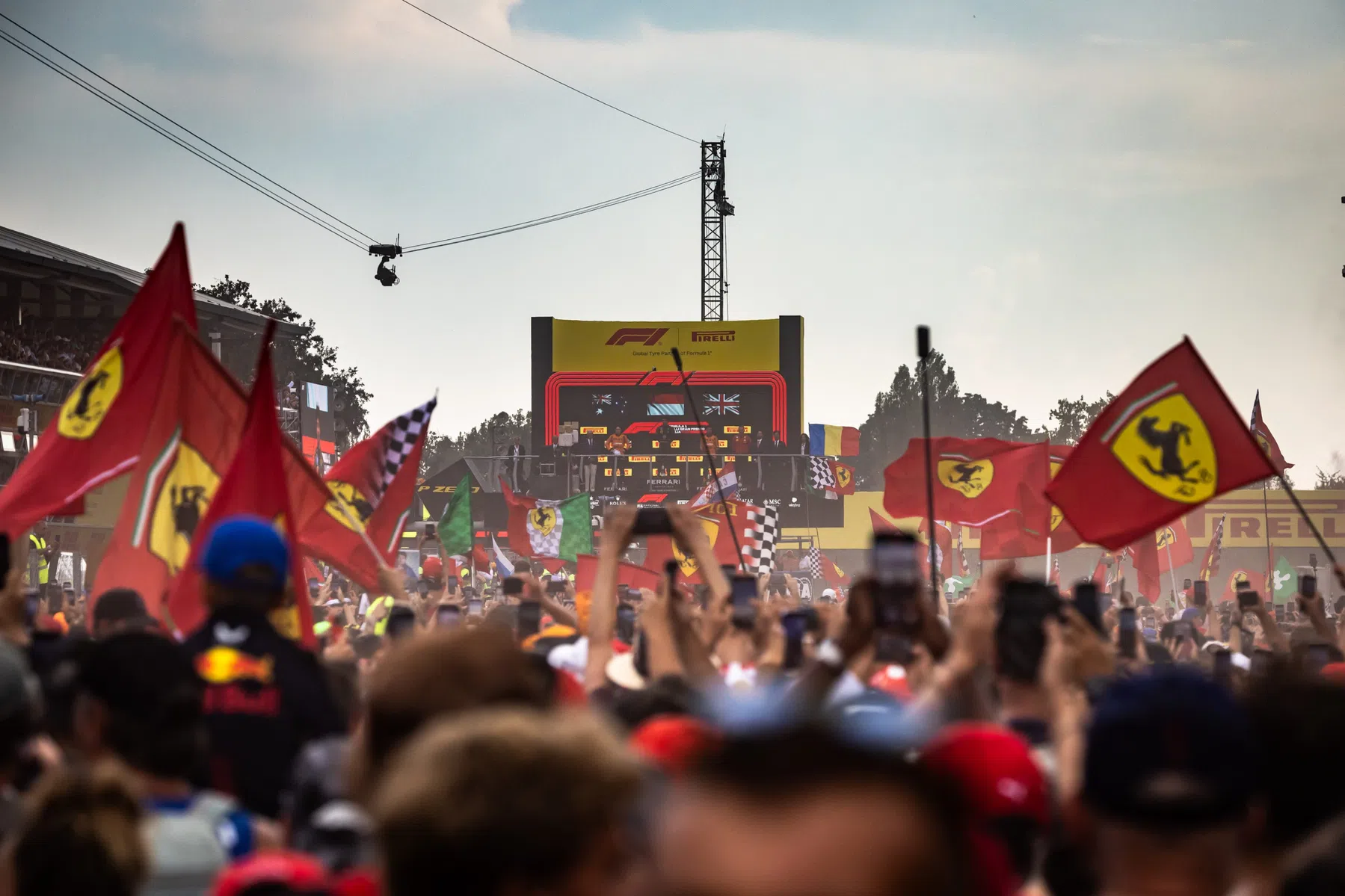 Das Internet reagiert auf den Sieg von Leclerc in Monza