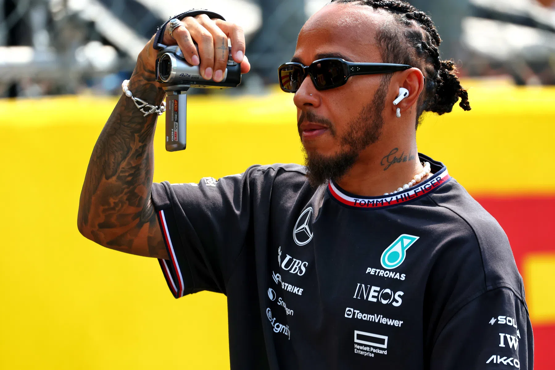 F1 lewis hamilton hoopt op meer upgrades en prestaties van mercedes