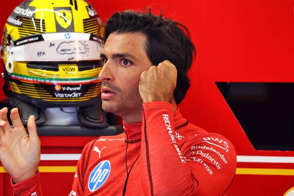 Carlos Sainz reacts to Lewis Hamilton replacement at Ferrari