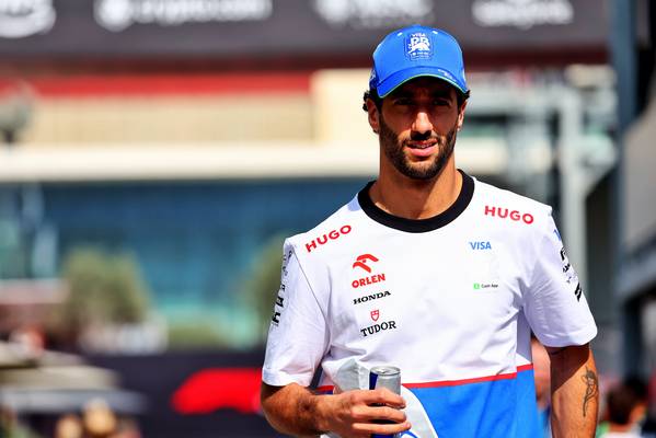 Daniel Ricciardo gibt Fernando Alonso Ratschläge zu Adrian Newey