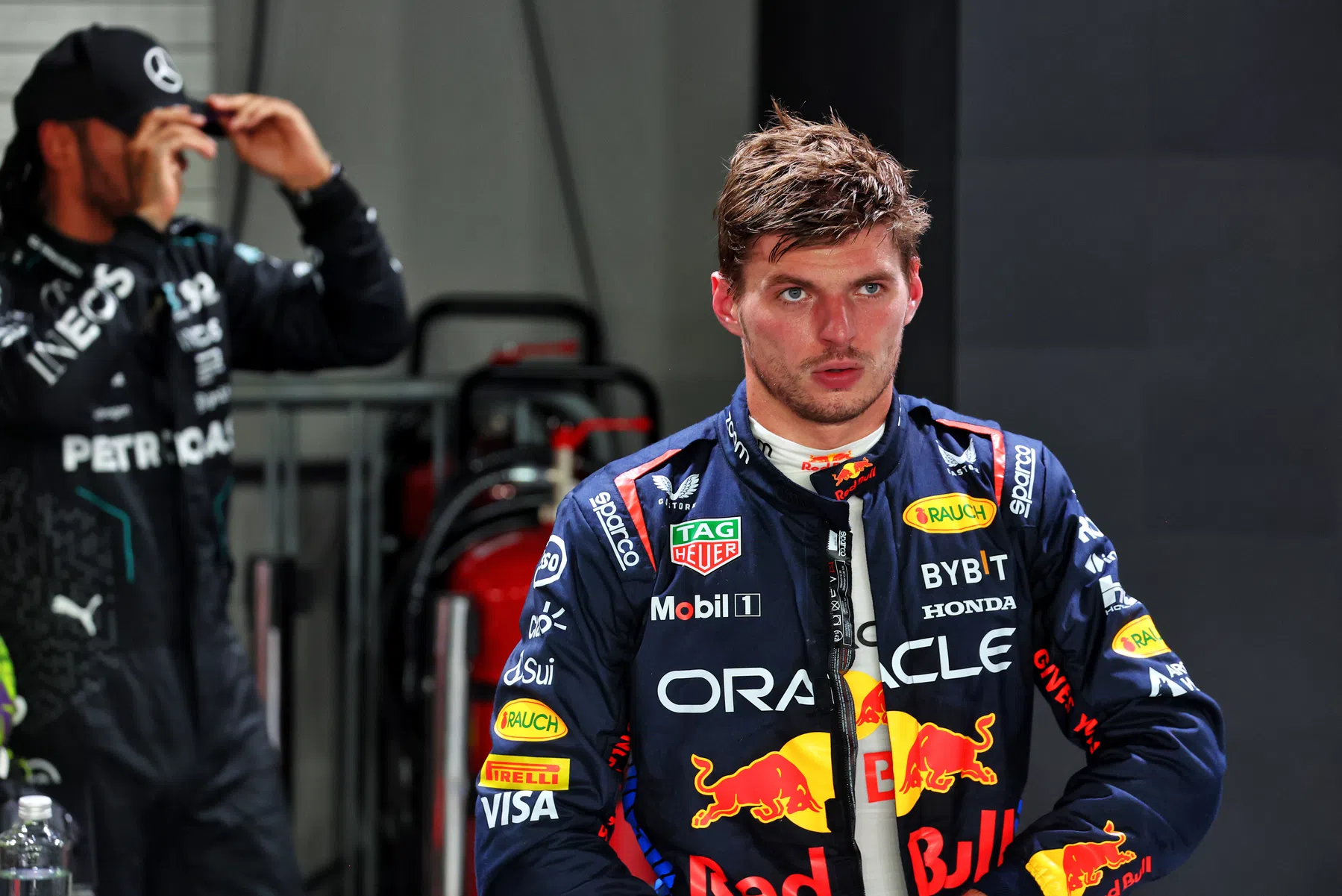 F1 shows itself as a circus with display in singapore around max verstappen