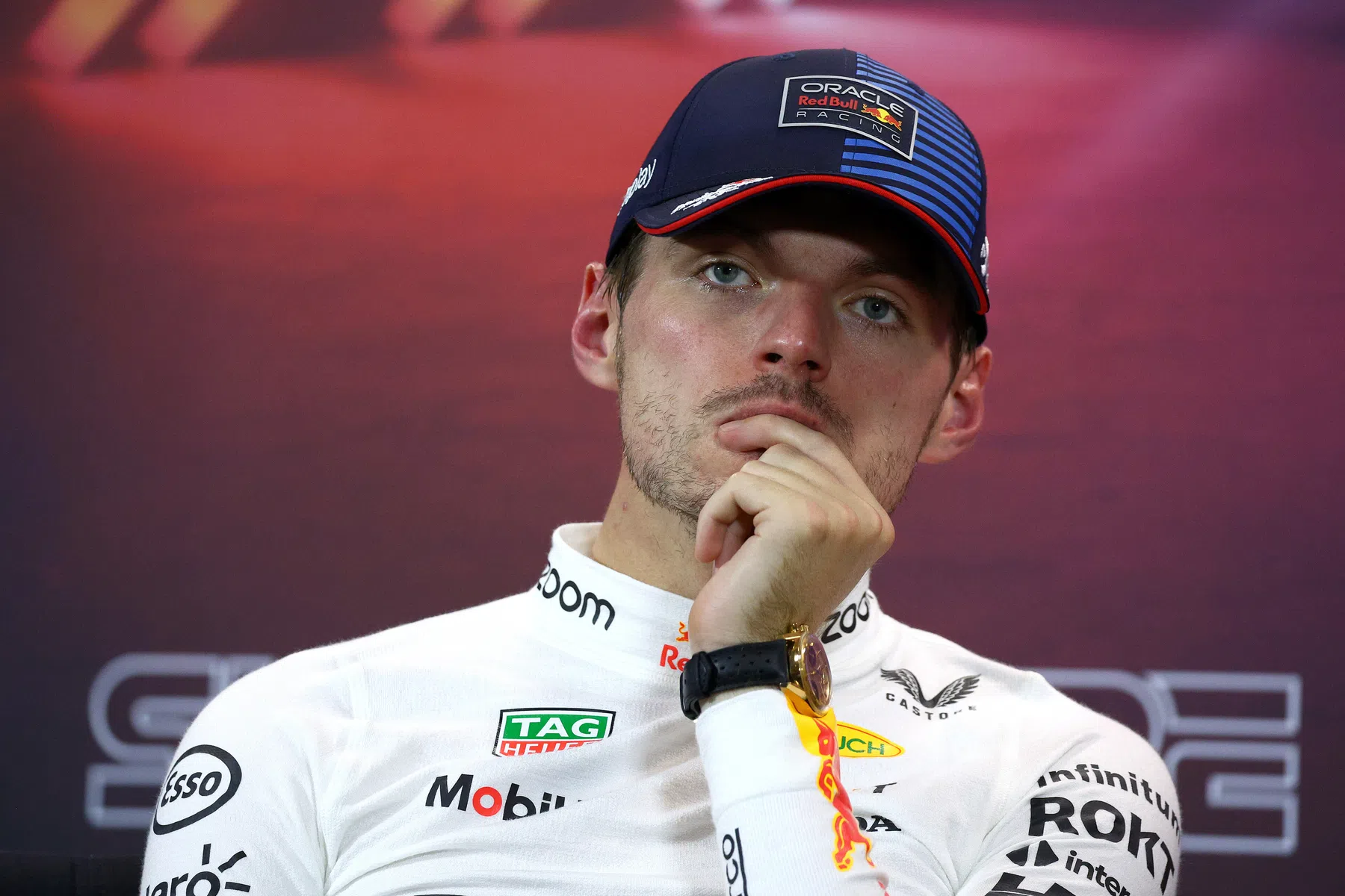 alonso tikt verstappen op de vingers na vloeken in persconferentie