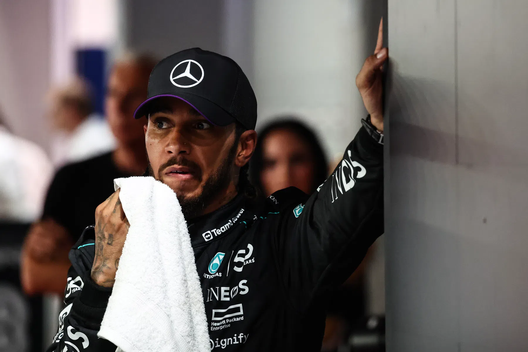 F1 Lewis Hamilton zal tot 2025 niet voor Ferrari rijden zegt Mercedes AMG