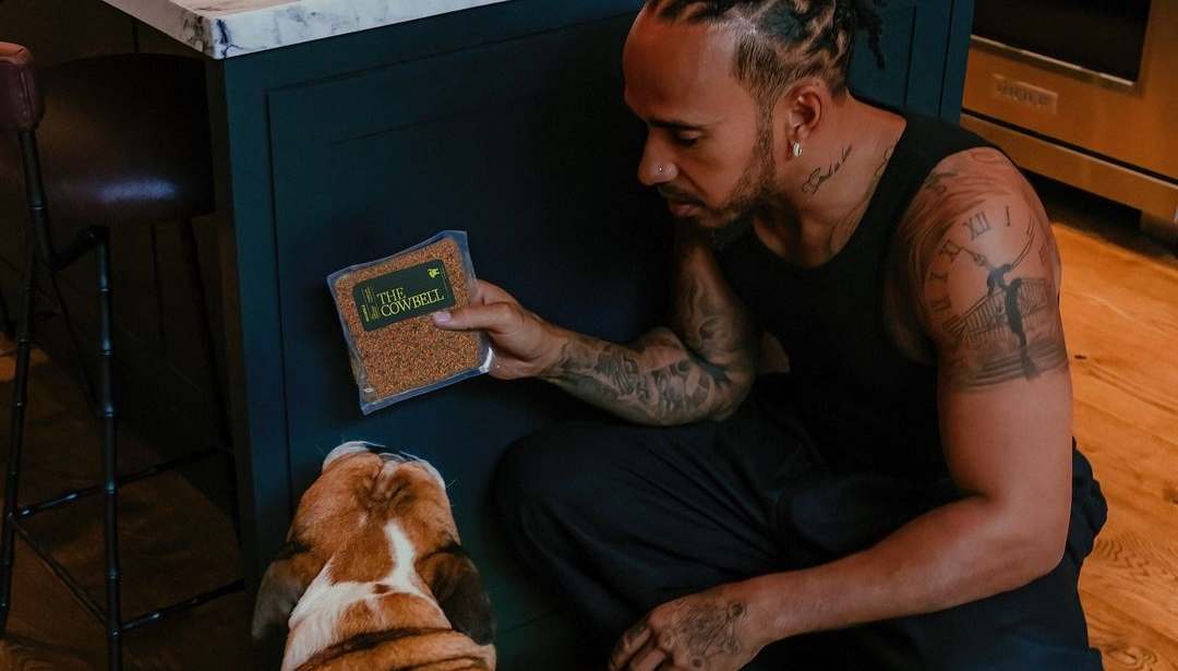 Lewis Hamilton en Roscoe stappen over op vegan hondenvoer